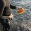 Plegador de pesca submarina para el cabo de la boya. Con asa, color amarillo, capacidad 40m, muy resistente. Marca One Shot. Tamaño pequeño.
