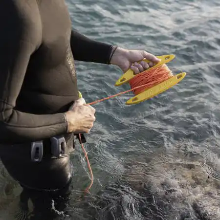 Plegador de pesca submarina para el cabo de la boya. Con asa, color amarillo, capacidad 40m, muy resistente. Marca One Shot. Tamaño pequeño.