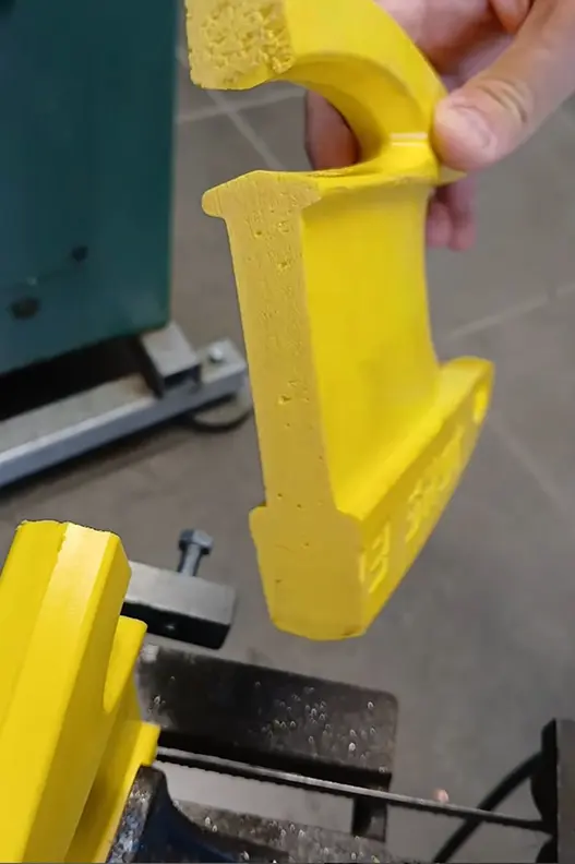 Plegador de pesca submarina para el cabo de la boya. Con asa, color amarillo, capacidad 40m, muy resistente. Marca One Shot. Tamaño pequeño.
