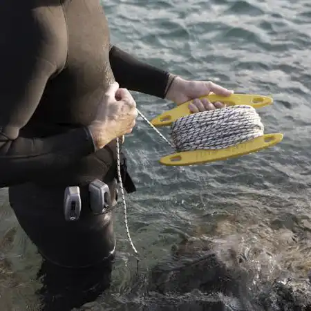 Plegador de pesca submarina para el cabo del péndulo. Con asa, color amarillo, capacidad 50m, muy resistente. Marca One Shot. Tamaño grande.