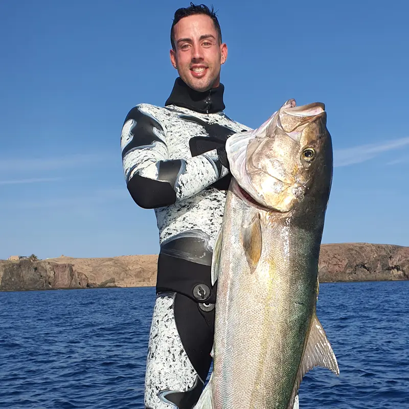 Polosub-traje-chicle-traje-liso-blanco-white-gallinucci-a-medida-estandar-pesca-submarina-immersvs-tienda. Pescasub con un medregal, serviola, pez limón, amberjack. Lanzarote