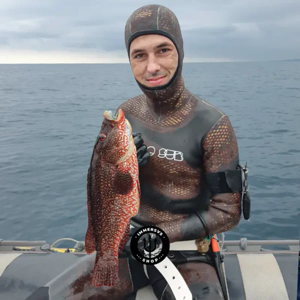 Polosub-traje-chicle-traje-liso-forza-tre-sandwich-scales-marron-dorado-brown-gold-mimetizado-a-medida-estandar-pesca-submarina-immersvs-tienda.webp
