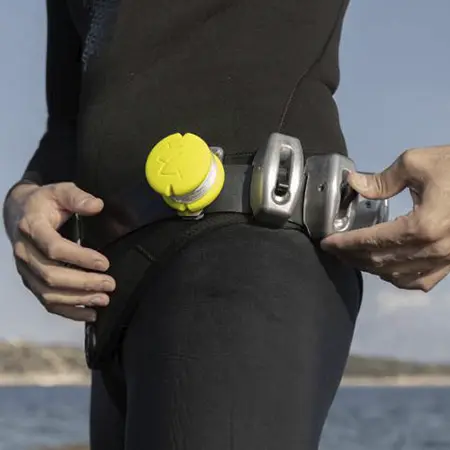 Plomo zafable de 1kg para pesca submarina. Se libera con una palanca. Sirve para variar el lastre, marcar o fondear la boya. Immersvs