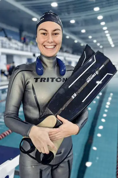 Aletas-de-carbono-palas-carbonfins-tritonsub-triton-elemental-immersvs-freediving-apnea-pescasub-dynbf-piscina-kateryna-sadurska