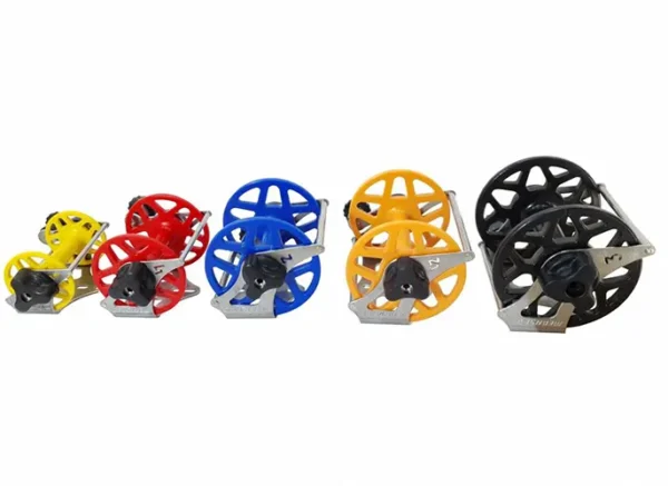 Carretes de pesca submarina modelo Standard Plus de la marca Meandros. Comparativa de tamaños y colores.