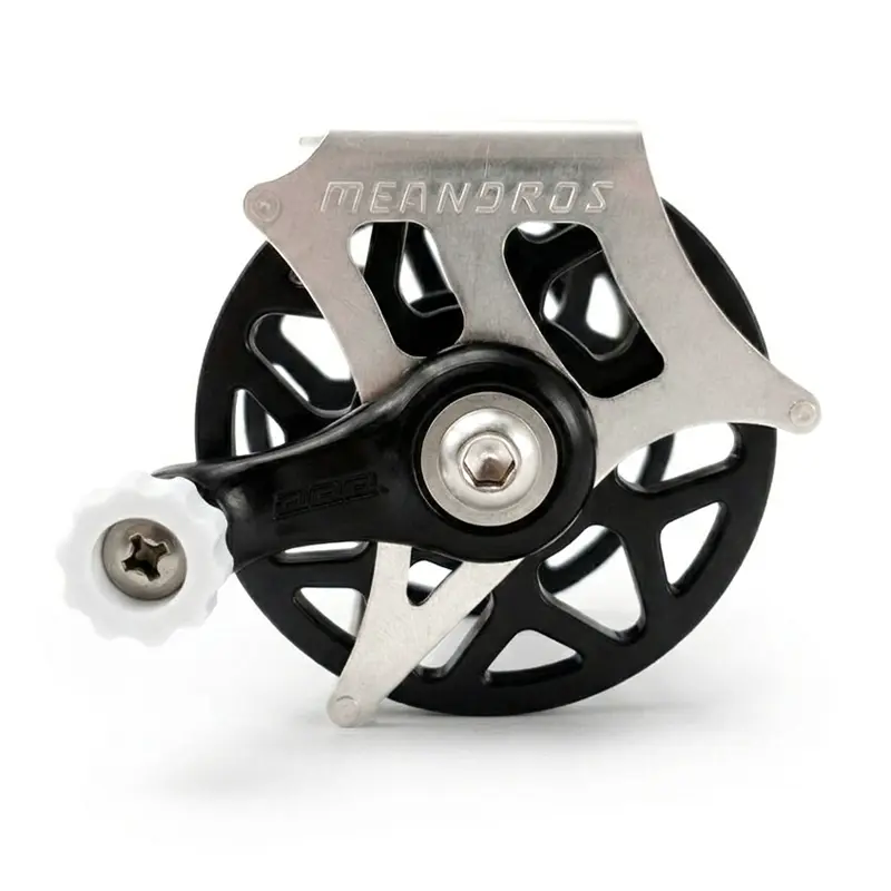 Carrete vertical de pesca submarina Standard Plus de Meandros. Manivela en plástico para mayor ligereza.